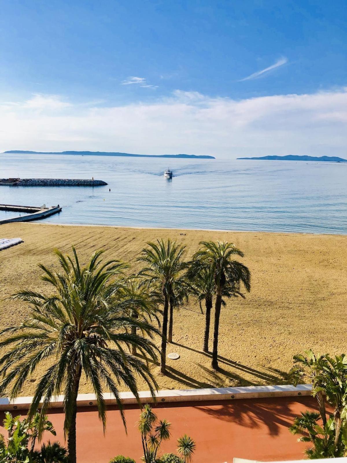 T3 Front De Mer Dernier Etage Vue Mer Petit Havre De Paix Pour Vos Vacances Emplacement Unique Vue Mer Panoramique A 180 Degres Pour Ce T3 En Face De La Plage Front De Mer Vue Sur Les Iles 5 Et Dernier Etage Avec Ascenseur Le Lavandou Eksteriør billede
